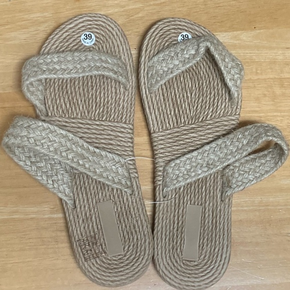 NWOT Straw Sandals Size 7.5-8.5